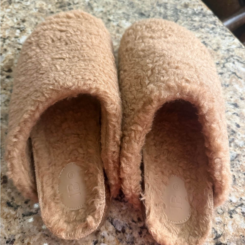 INTENTIONALLY BLANK faux fur Apres Slipper size 8